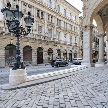 Opera Luxury With Free Parking *