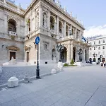 Opera Luxury With Free Parking