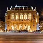 Opera Luxury With Free Parking דירה בודפשט