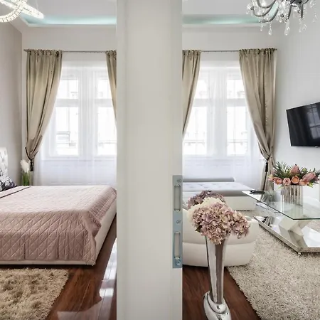 Opera Luxury With Free Parking דירה