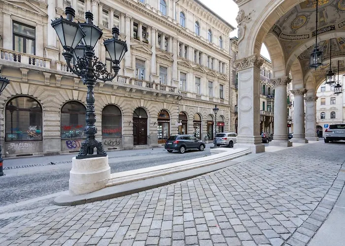 Opera Luxury With Free Parking *