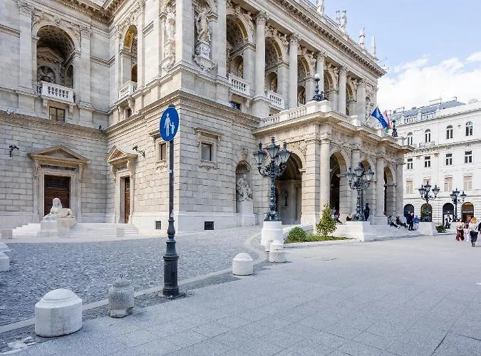 Opera Luxury With Free Parking